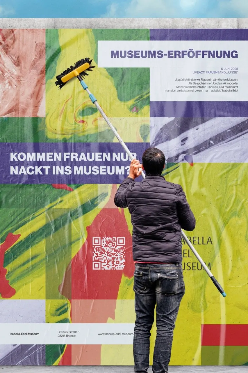 Plakat des Isabella Edel Museums wird geklebt