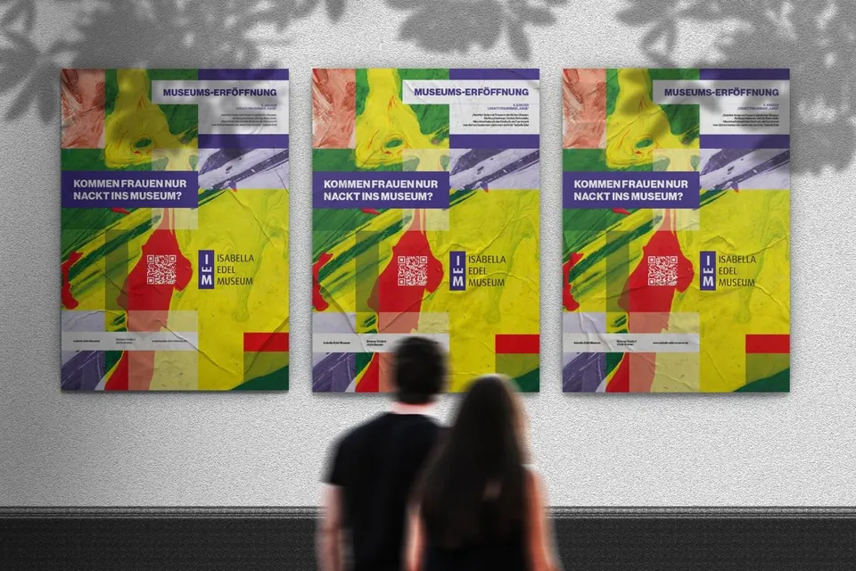Ausstellungsplakate des Isabella Edel Museums an einer Wand