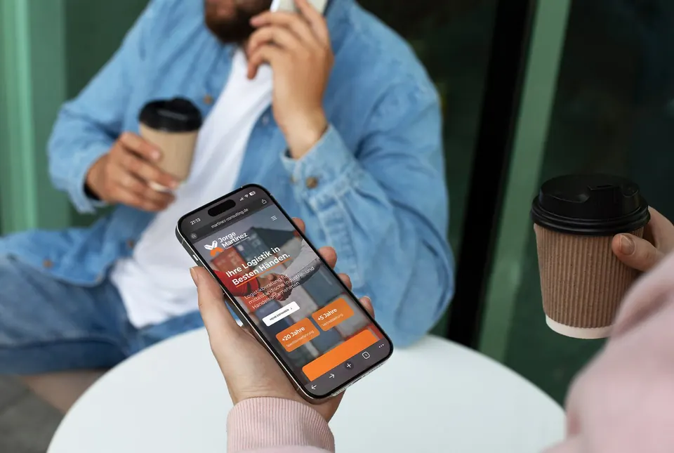 Website von Martinez Consulting auf einem Smartphone
