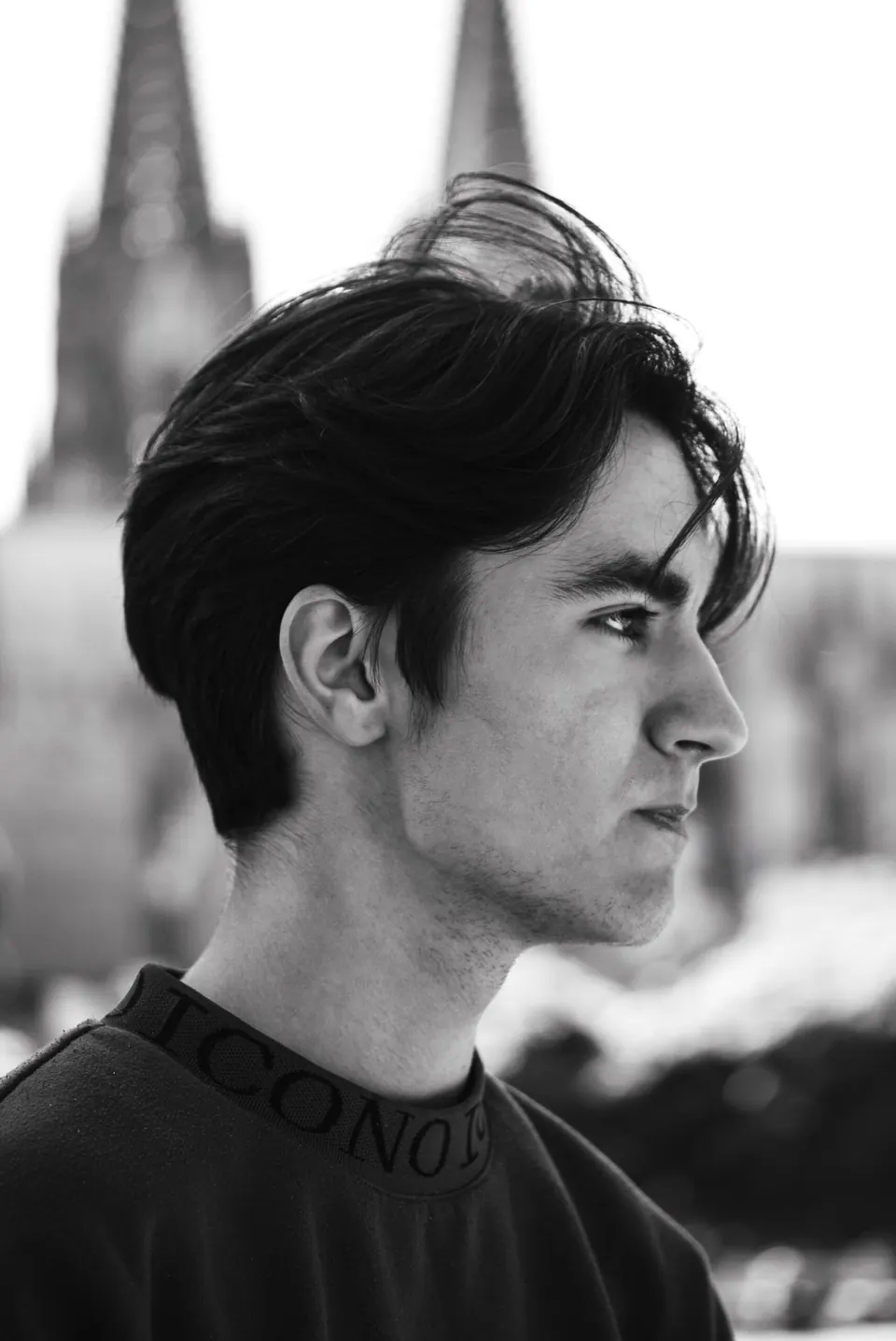 Schwarzweiß-Portrait vor dem Kölner Dom – Fotografie Nikreative