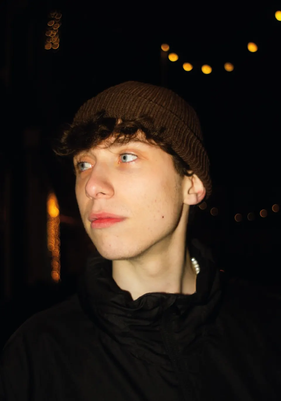 Low-Key-Portrait eines jungen Mannes
