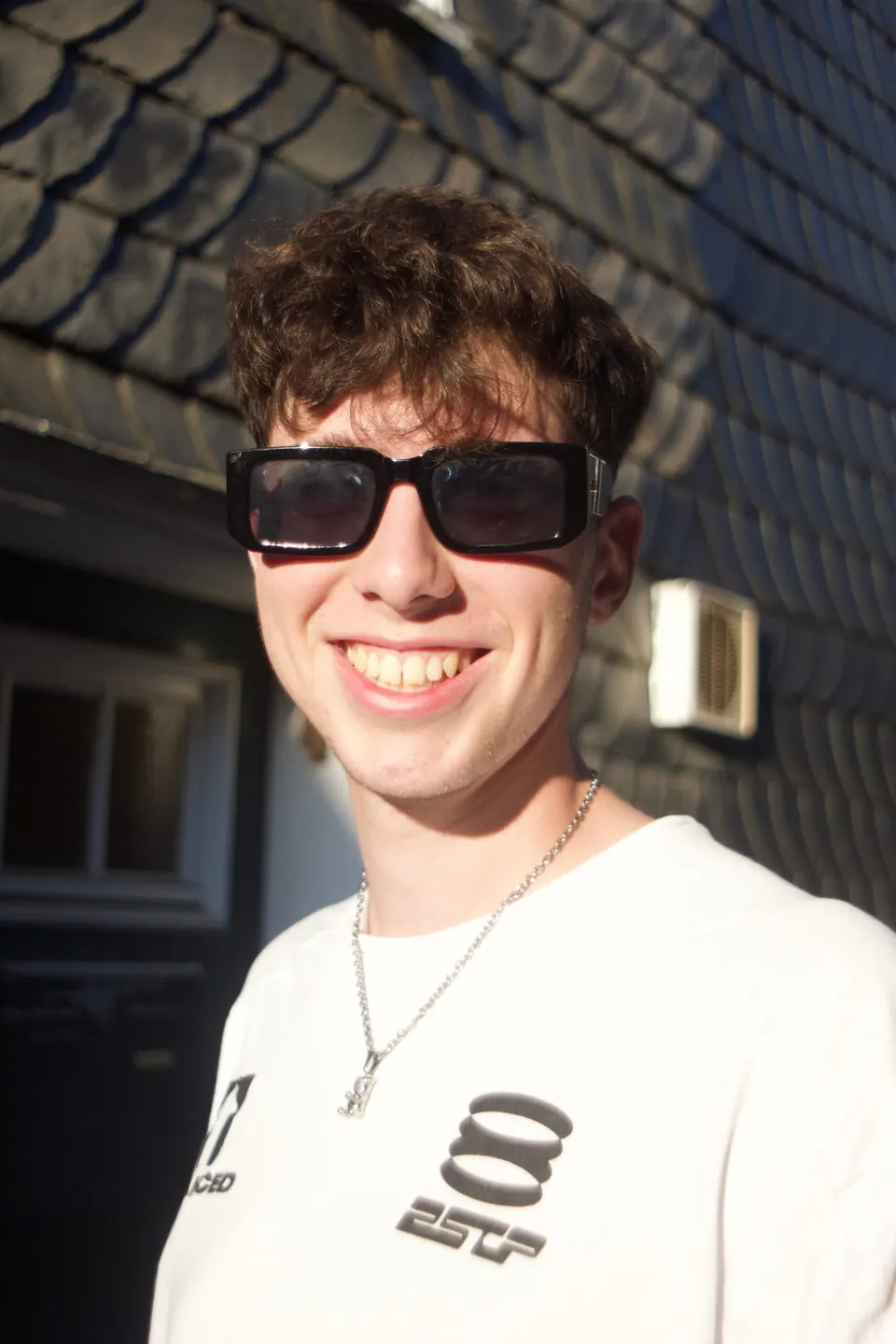 Portrait mit Sonnenbrille im Sonnenlicht – Fotografie Nikreative