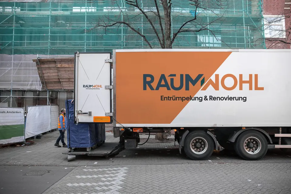 Raumwohl-Logo auf einem LKW
