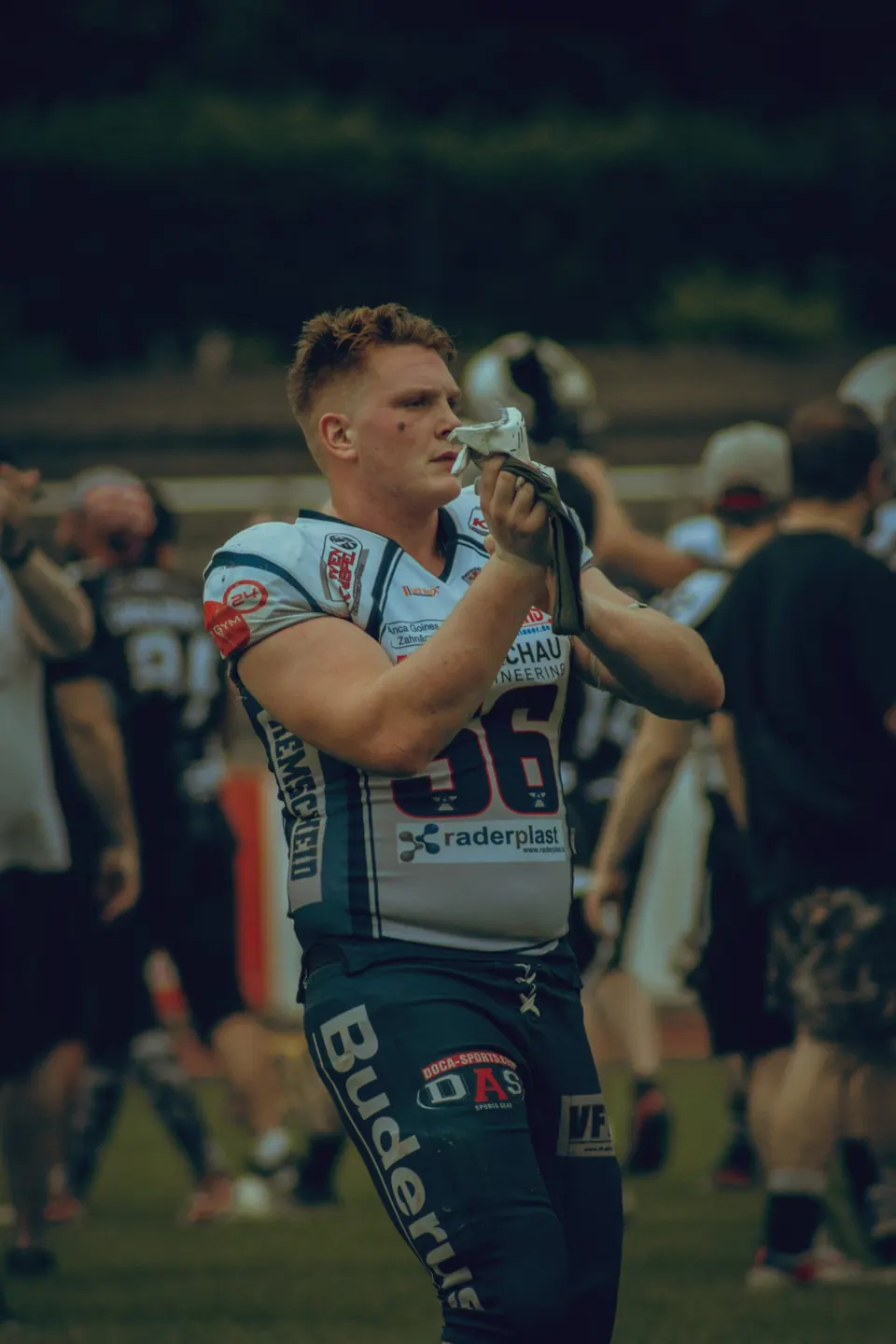 American-Football-Spieler am Spielfeldrand – Fotografie Nikreative