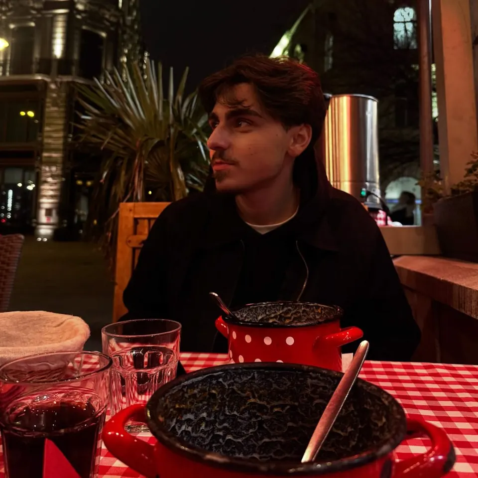 Niko abends am Tisch