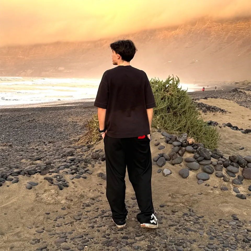 Niko am Strand bei Sonnenuntergang