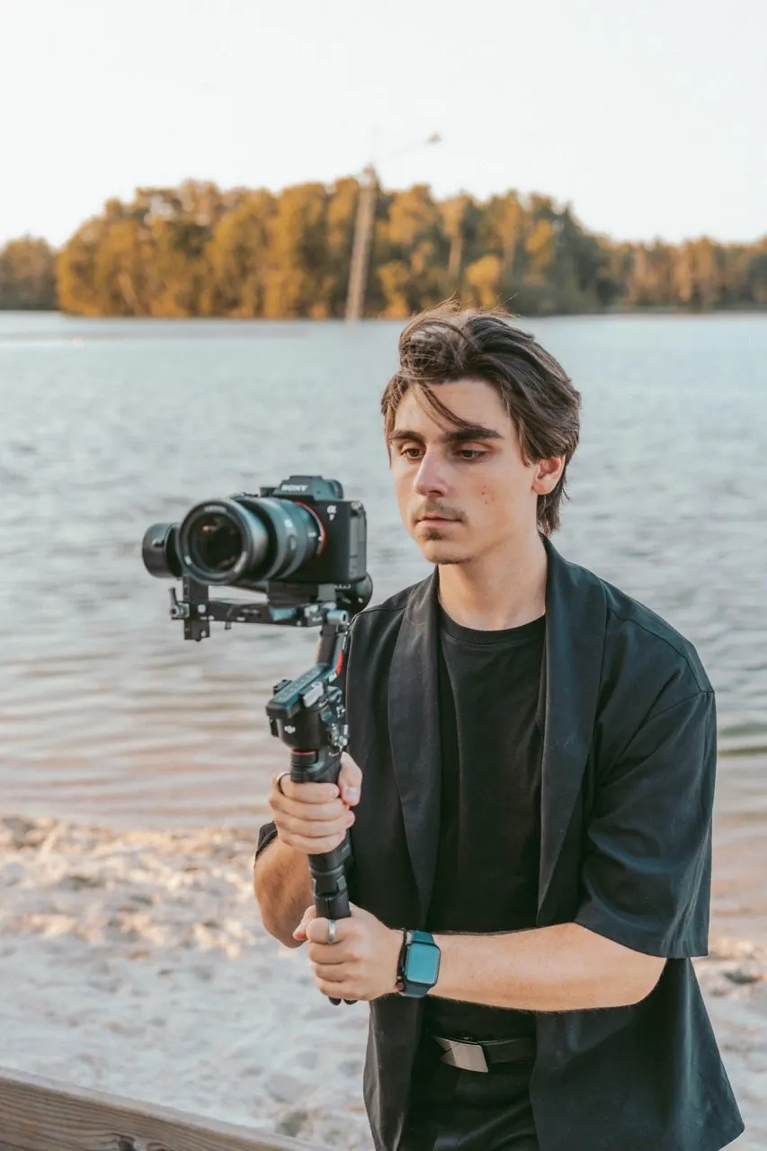 Nikolas Ortmann beim Videodreh am Wasser